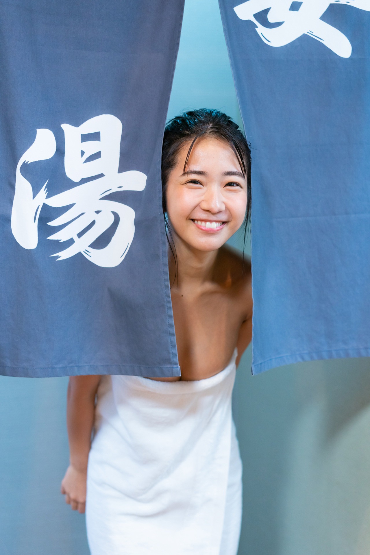 Amau Kisumi 天羽希純, FLASHデジタル写真集 「銭湯で大はしゃぎ！」 Set (32)
