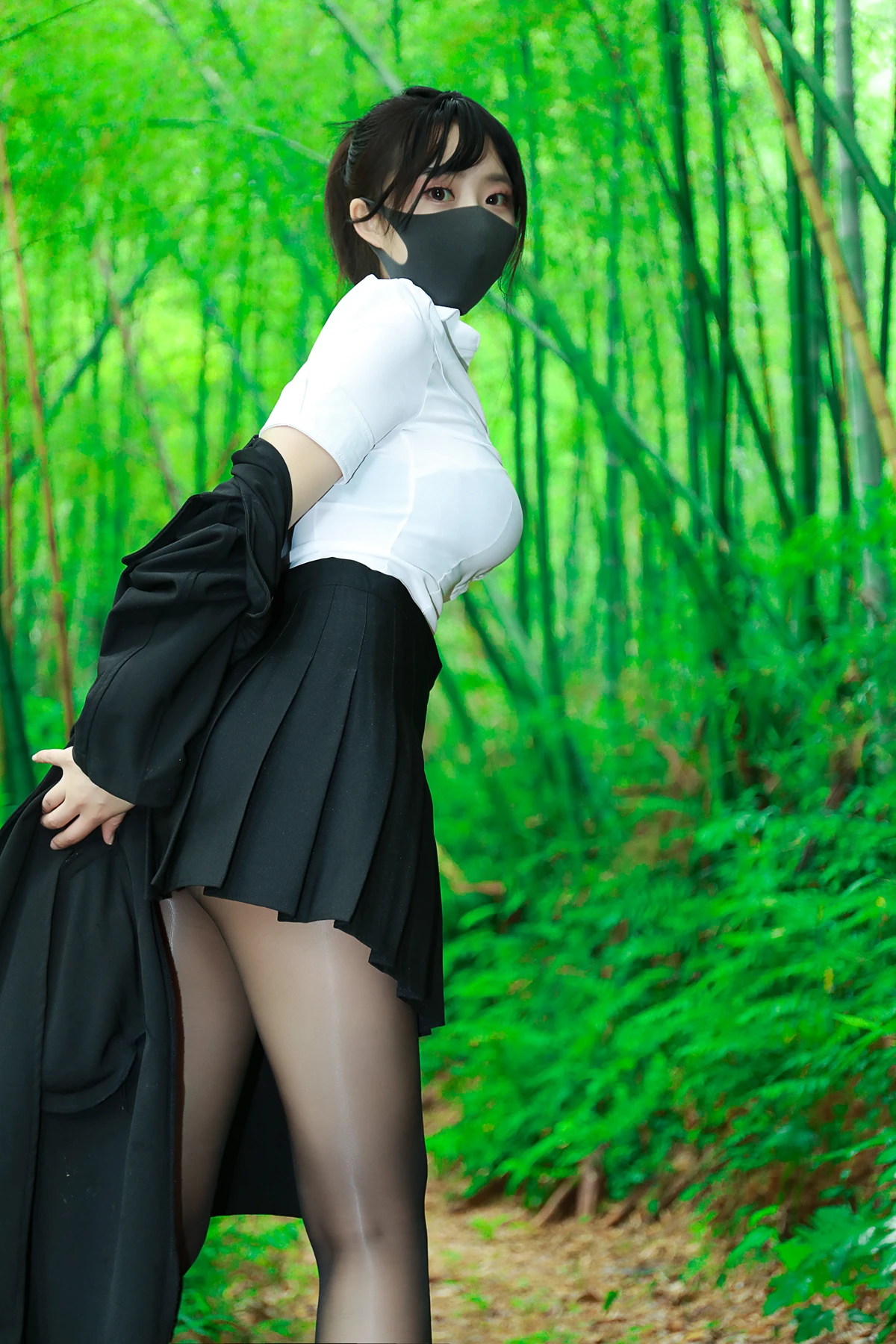 李佳LiJia – 黑百褶裙森林
