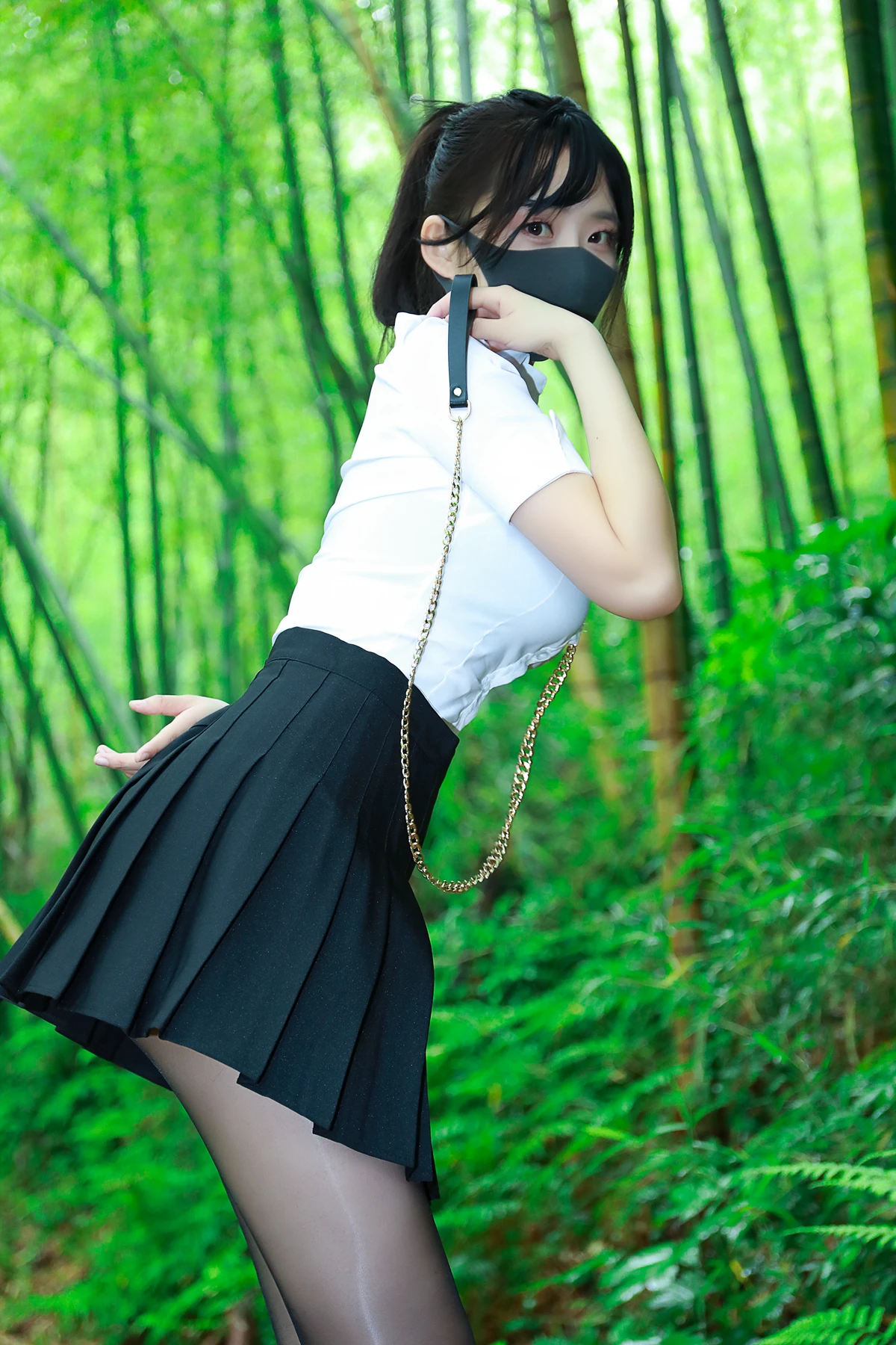 李佳LiJia – 黑百褶裙森林