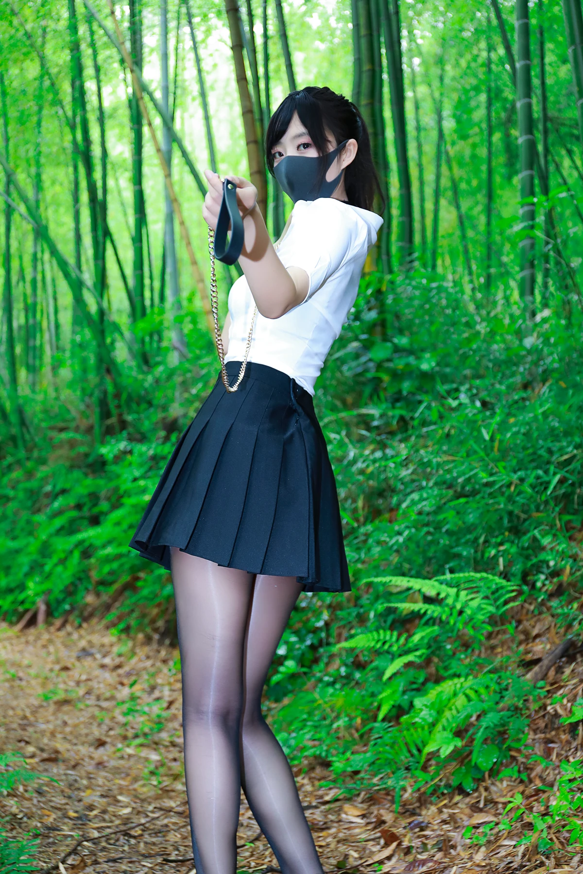 李佳LiJia – 黑百褶裙森林