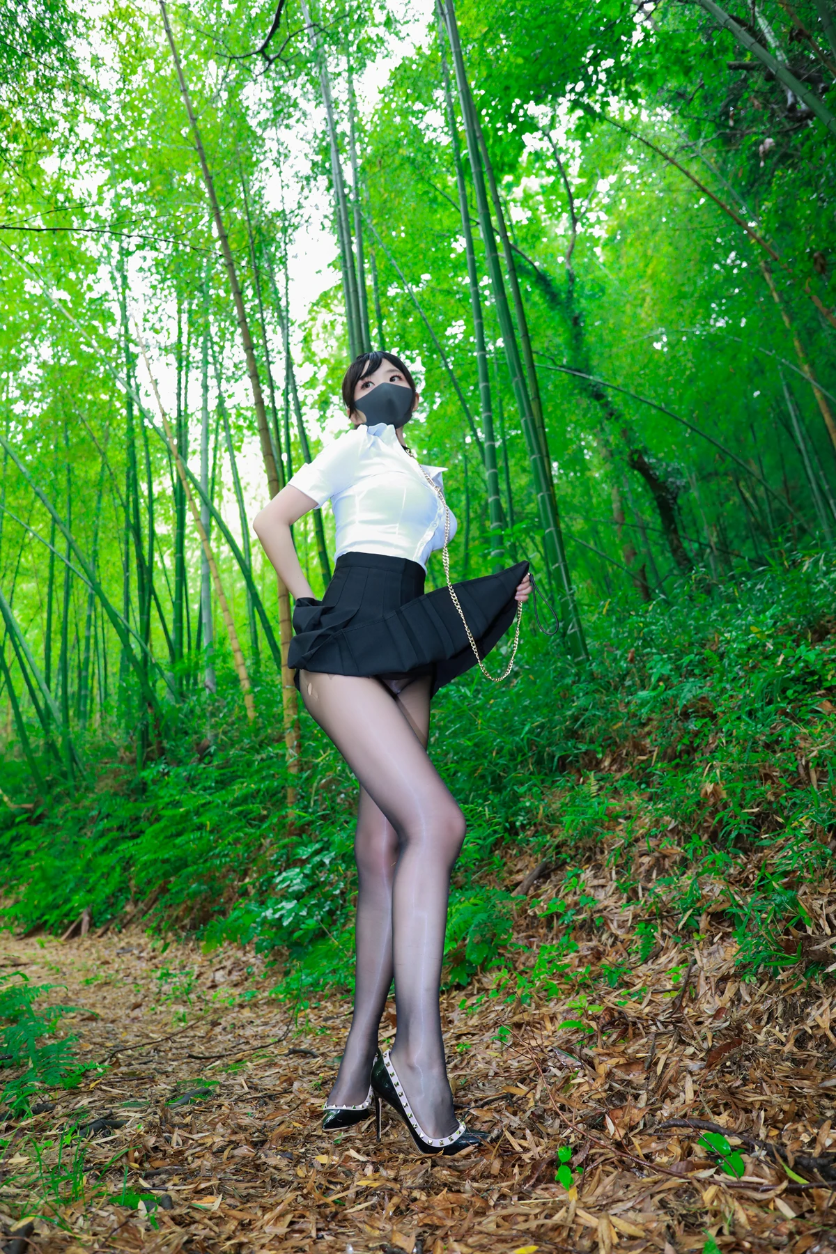 李佳LiJia – 黑百褶裙森林