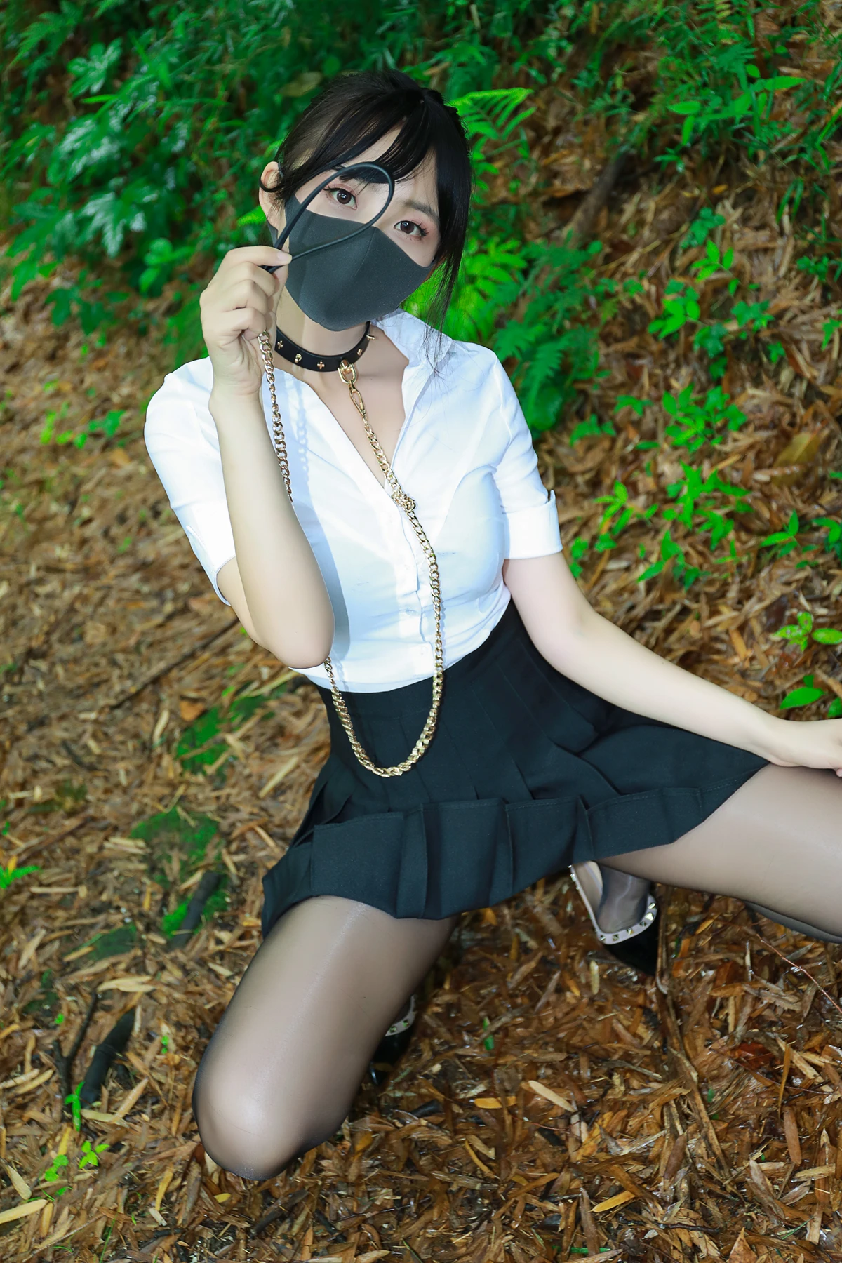 李佳LiJia – 黑百褶裙森林