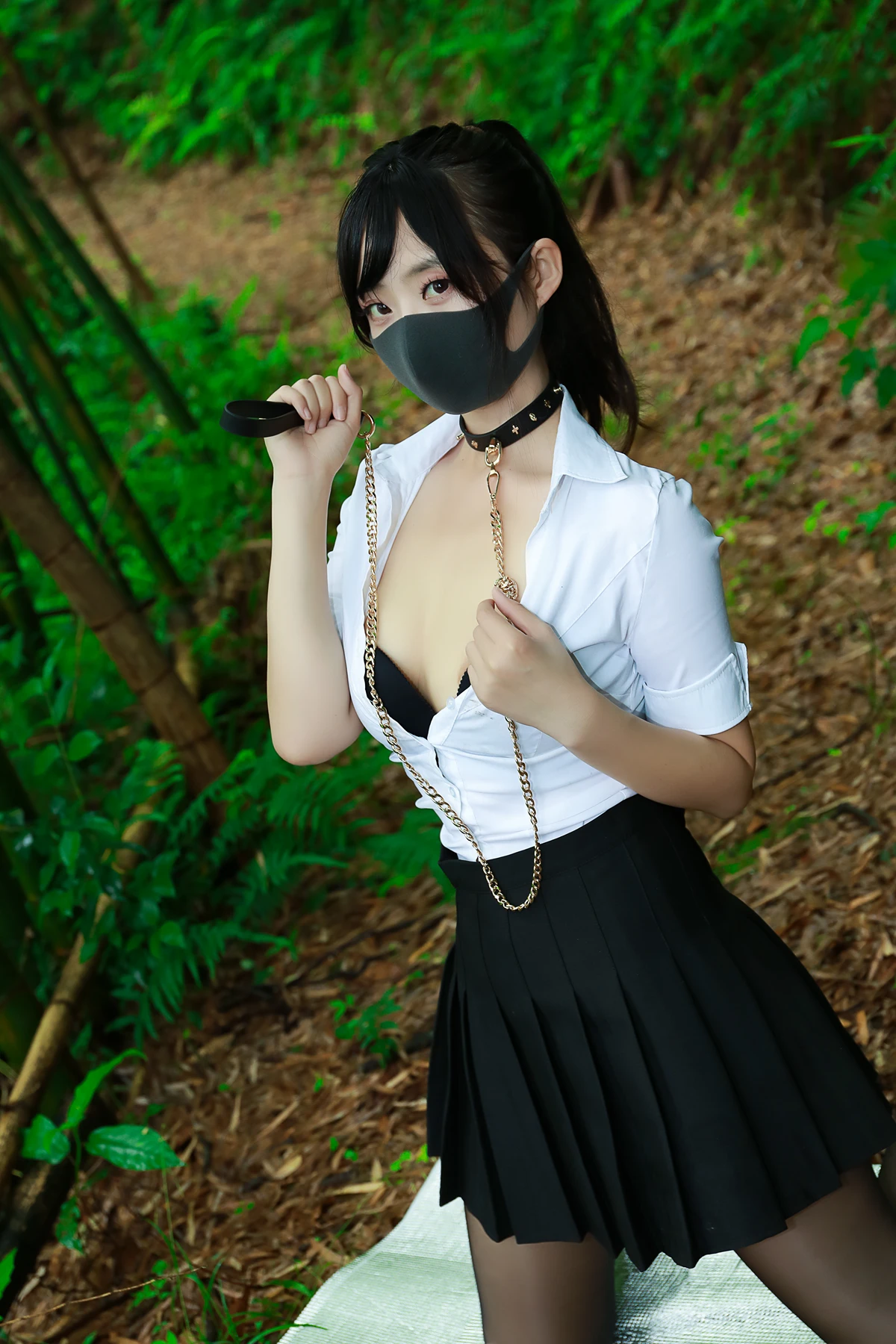 李佳LiJia – 黑百褶裙森林