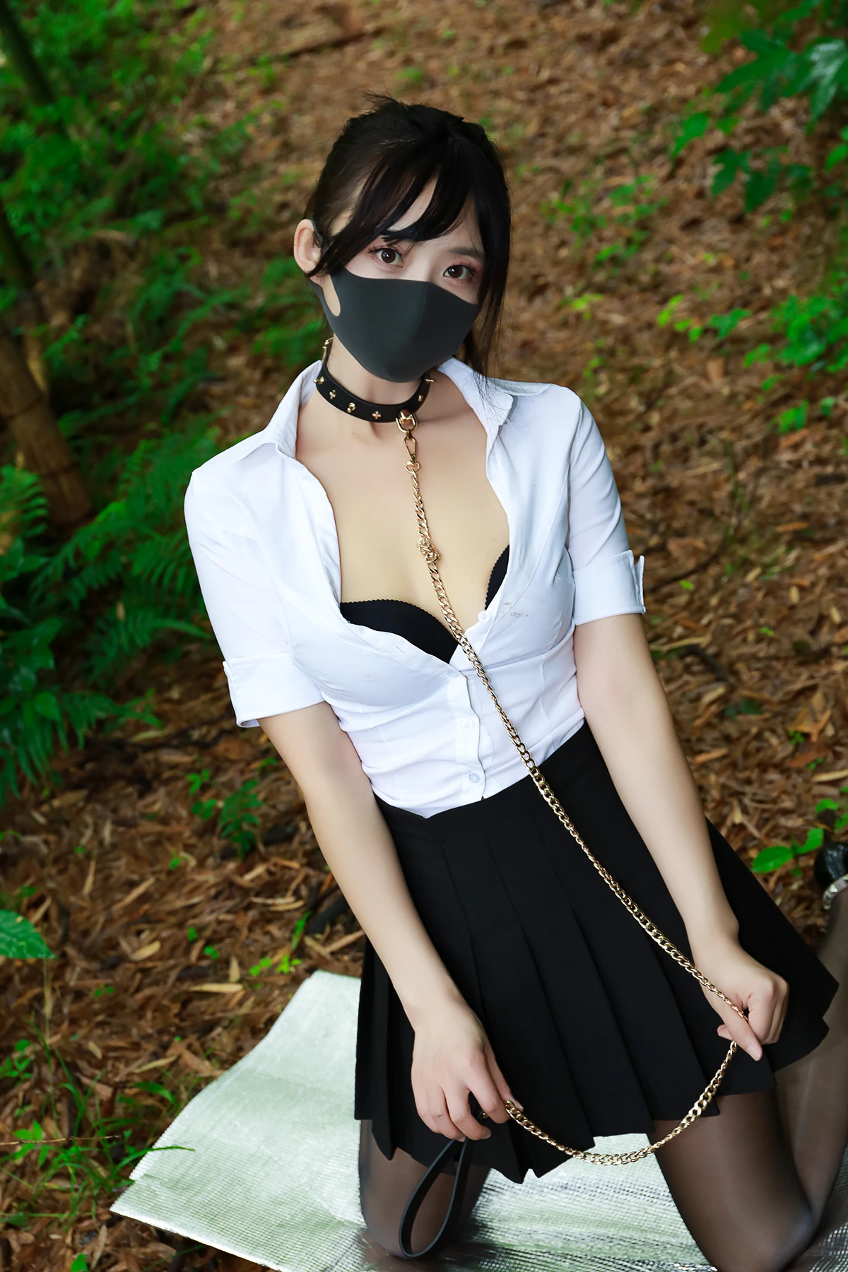 李佳LiJia – 黑百褶裙森林
