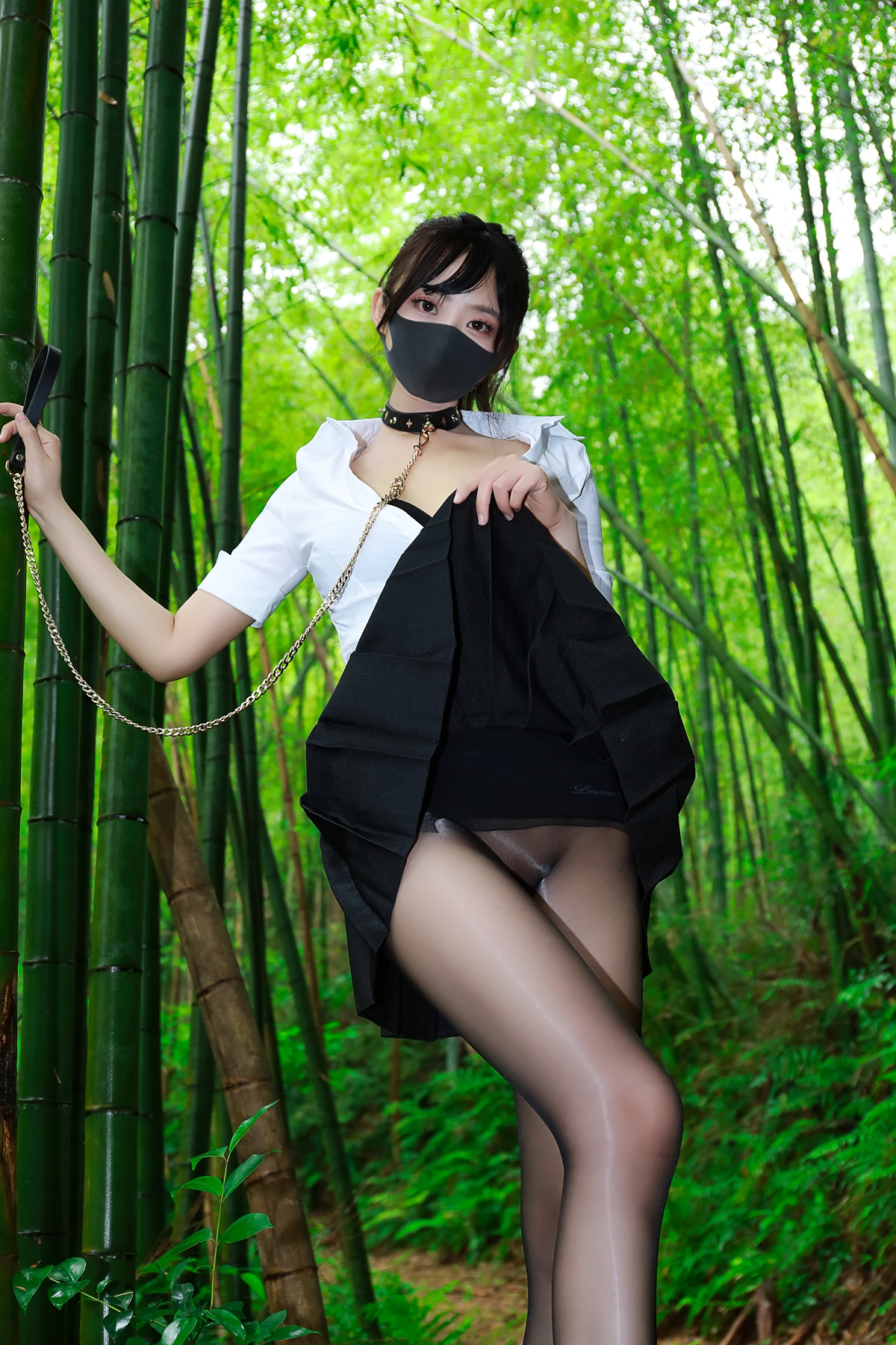李佳LiJia – 黑百褶裙森林