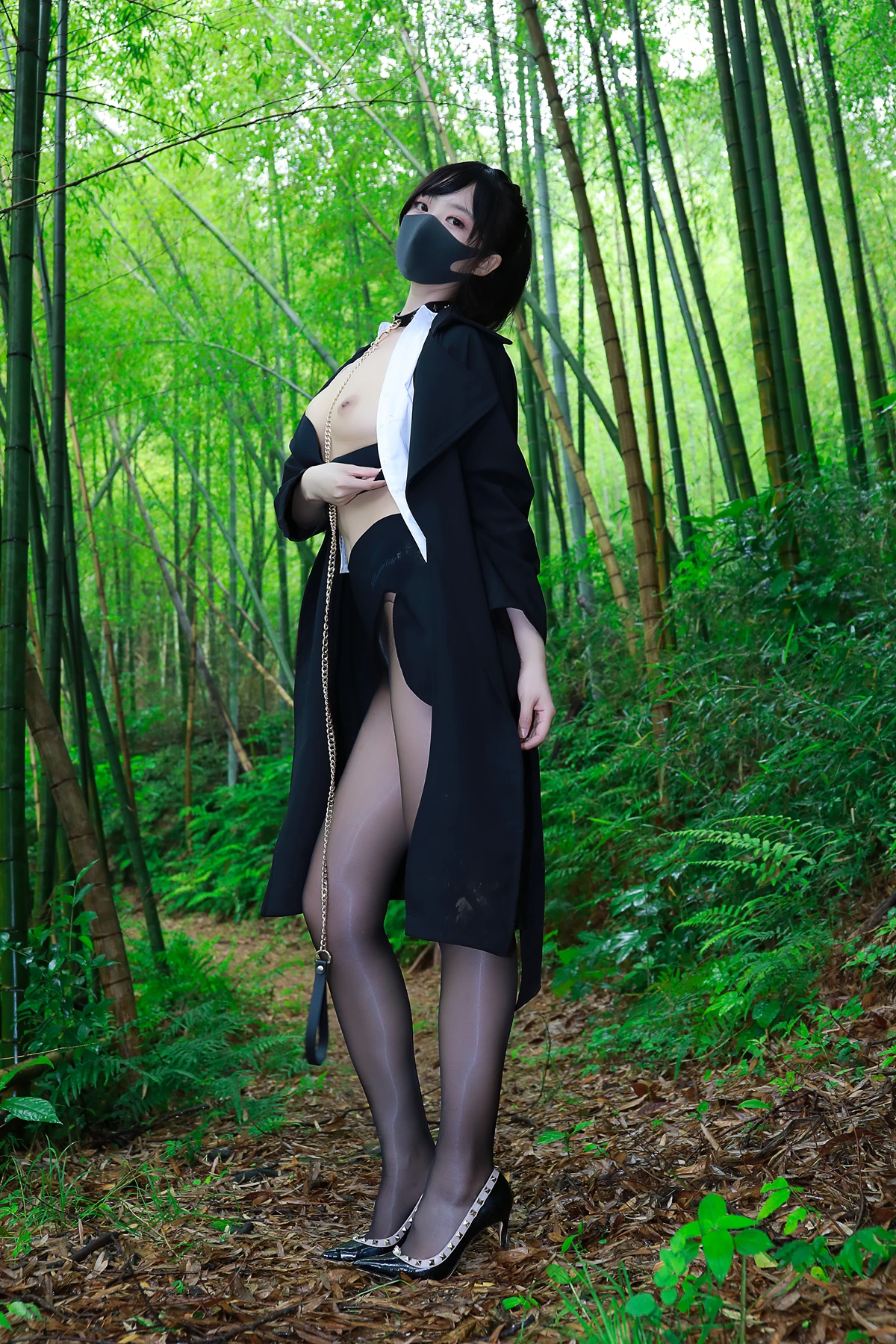 李佳LiJia – 黑百褶裙森林