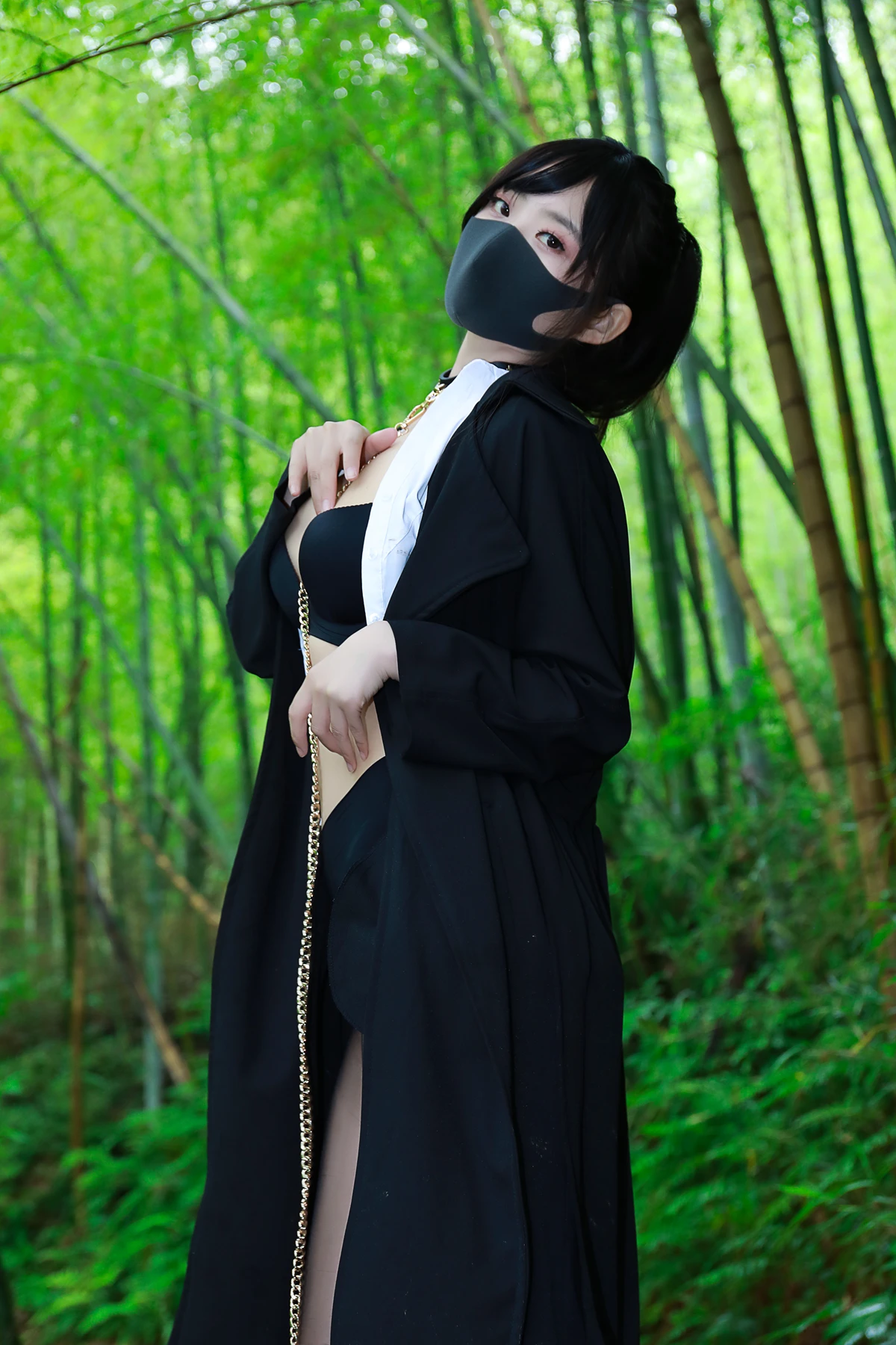 李佳LiJia – 黑百褶裙森林