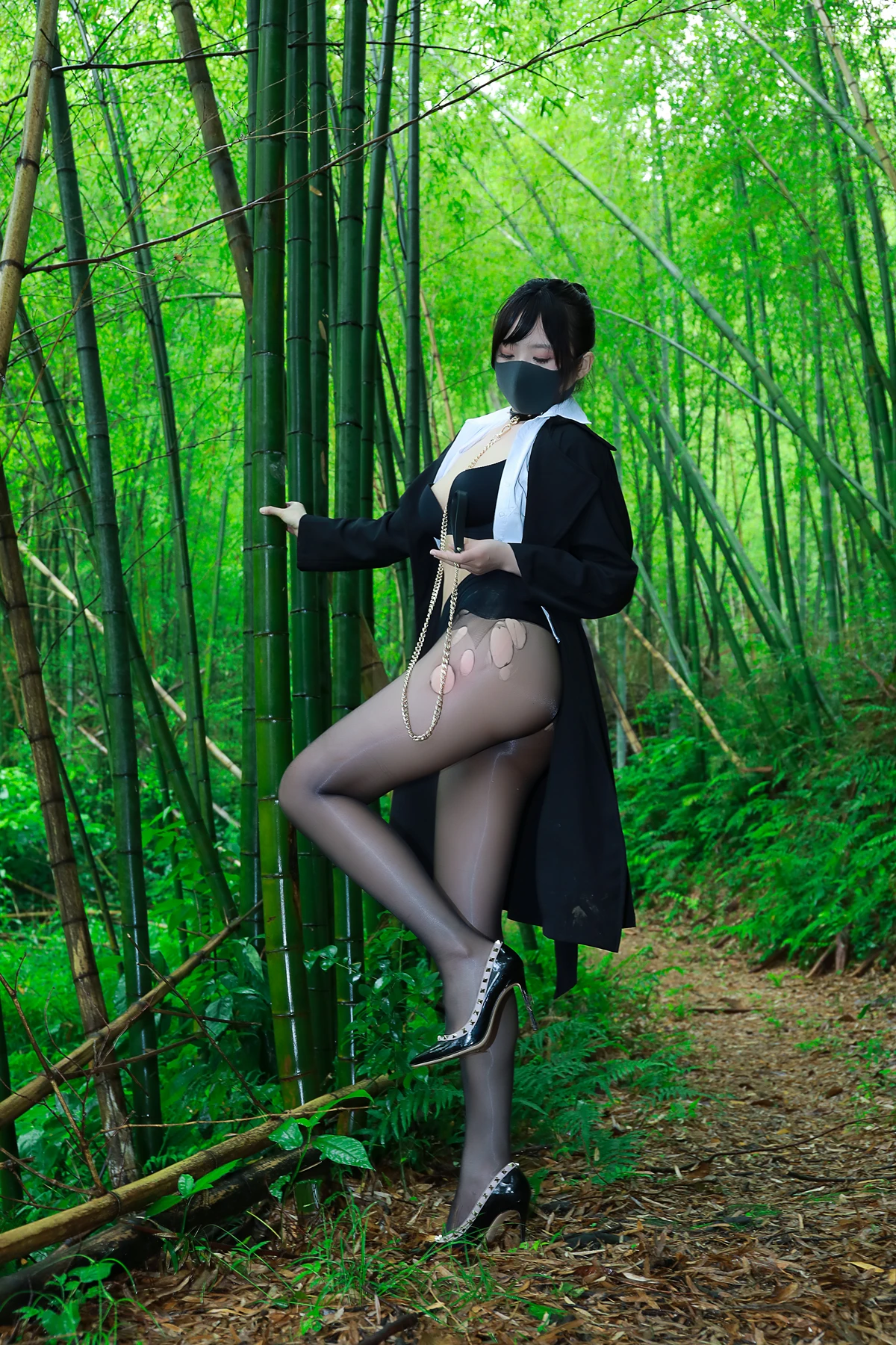李佳LiJia – 黑百褶裙森林