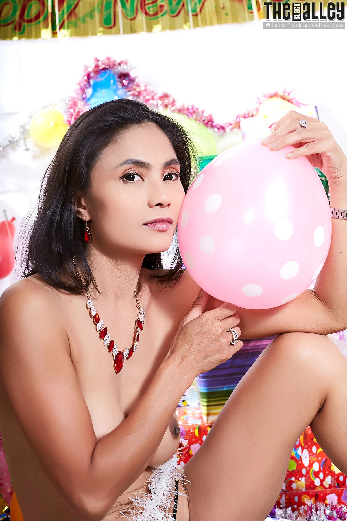 Leah The Black Alley Photobook Set.04